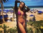 Ex-BBB Monique Amin exibe a barriga chapada em praia na Bahia