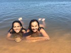 Solange Couto posa com a filha dentro do Rio Tocantins
