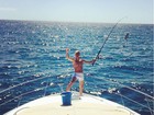 De cueca, Justin Bieber mostra dia de pescaria em iate luxuoso