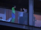 Britney Spears aparece na varanda do hotel no Rio