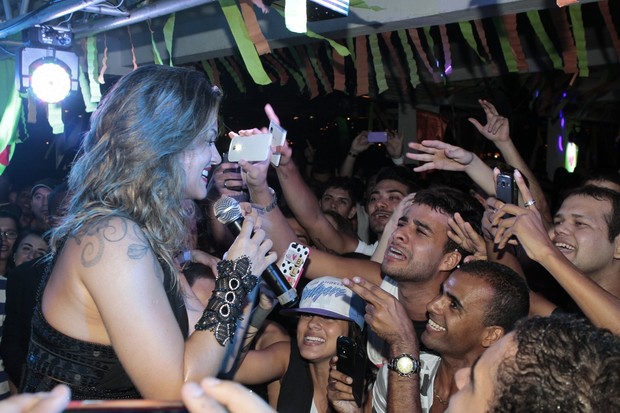 Kelly Key faz alegria de fãs em show (Foto: Isac Luz/EGO)