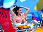 Letícia Birkheuer curte dia de praia com biquíni cor-de-rosa 