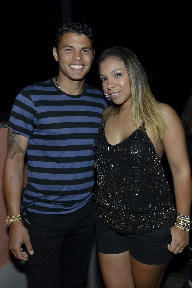 Thiago Silva e a mulher (Foto: Léo Marinho / AgNews)