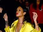 Com vestido decotado, Rihanna quase mostra demais em festa