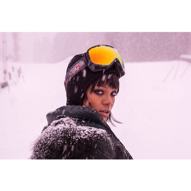 Rihanna capricha no &#39;carão&#39; em meio a neve (Foto: Instagram)