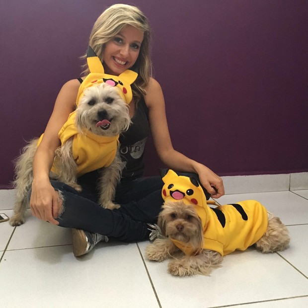 Luisa Mell e cães vestidos de Pokémon (Foto: arquivo pessoal)
