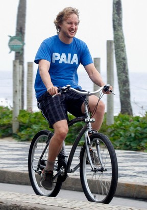 Owen Wilson anda de bicicleta na orla do RJ (Foto: Andre Freitas e Gabriel Reis  / AgNews)