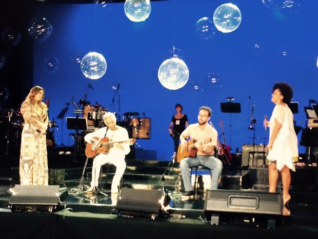 Gilberto Gil com Preta, Bem e Nara no palco