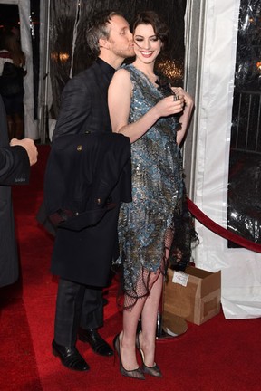 Anne Hathaway ganha beijo do marido, Adam Shulman, em pré-estreia de filme em Nova York, nos Estados Unidos (Foto: Andrew H. Walker/ Getty Images/ AFP)