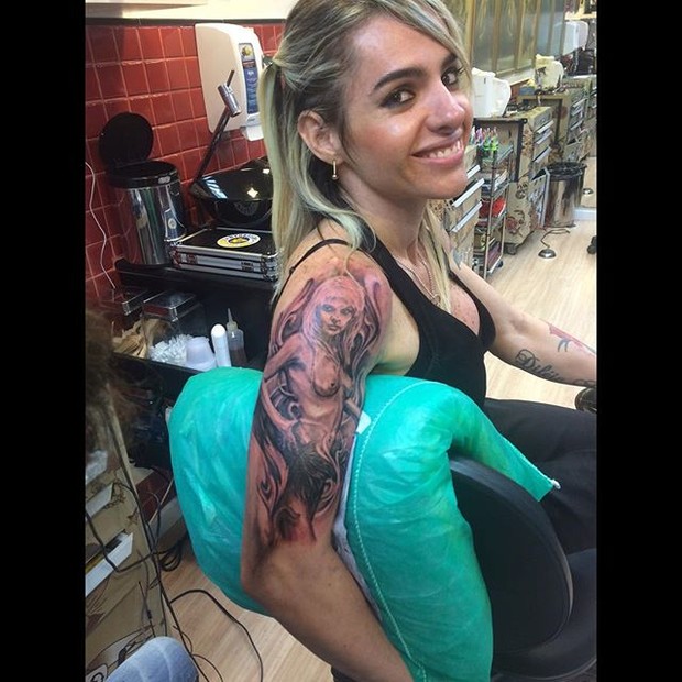 Cacá Werneck tatua Monique Evans (Foto: Reprodução/Instagram)