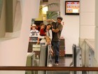 Thiago Lacerda vai ao cinema com a família