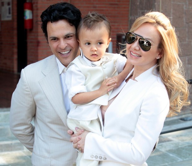 Eliana com o filho e o marido (Foto: Leo Franco / AgNews)