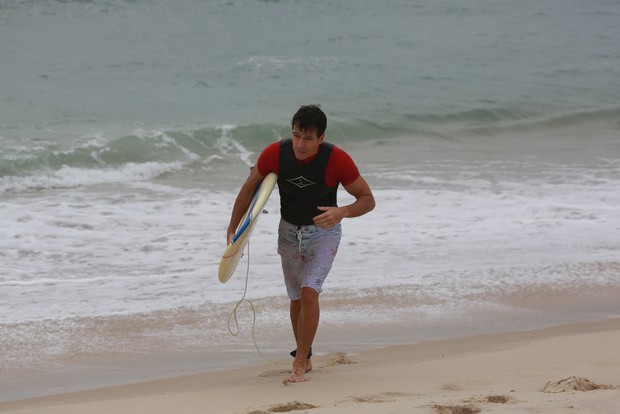 Rodrigo Faro na praia da macumba (Foto: Dilson Silva/ AG. News)