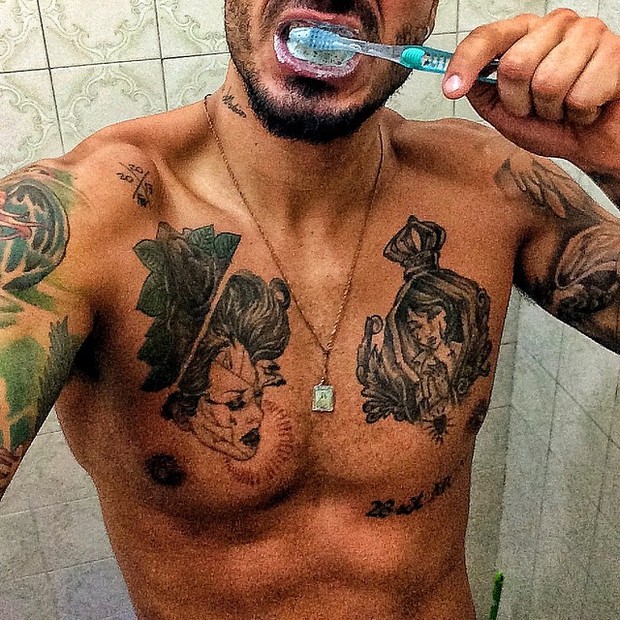 Ex-BBB Fernando escova os dentes (Foto: Instagram/ Reprodução)