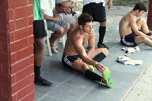 José Loreto e outros famosos jogam futebol na Barra da Tijuca, RJ (Foto: Thyago Andrade  / FotoRioNews)