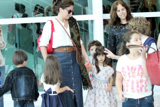 Giovana Antonelli leva os filhos ao teatro (Foto:  Johnson parraguez / Photo Rio News)