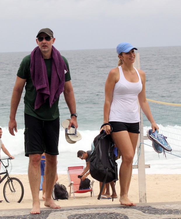 Tande com a namorada em praia no Rio (Foto: AgNews / AgNews)