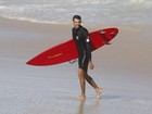 Cauã Reymond pega altas ondas e toma 'caldo' em dia de surfe no Rio
