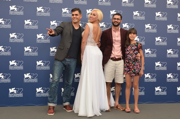 Juliano Cazarre, Abigail Pereira, o diretor Gabriel Mascaro e Alyne Santana no Festival de Veneza (Foto: Instagram)