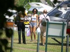 Rihanna desembarca em heliponto em Angra dos Reis e posa para sessão de fotos