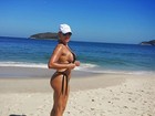 Ângela Bismarchi usa biquíni minúsculo e mostra o corpão na praia 