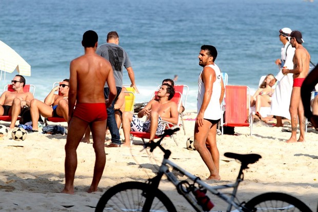 Bernardo Mesquita na praia com amigos (Foto: Henrique Oliveira / Foto Rio News)