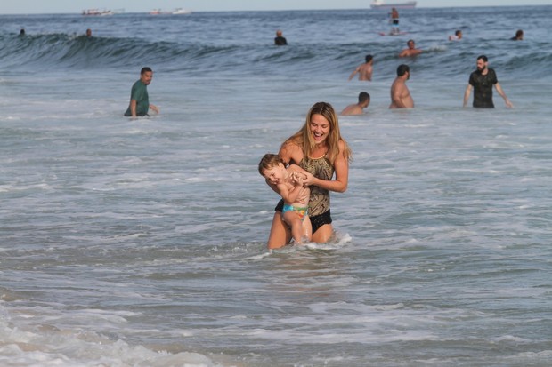  Leticia Birkheuer com seu filho na praia de Ipanema , RJ (Foto: Wallace Barbosa / Agnews)