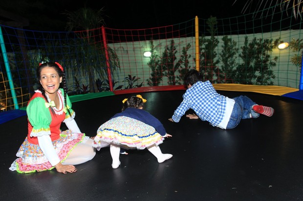 Nívea Stelmann brinca com os filhos em festa junina no Rio (Foto: Marcelo Sá Barretto/Agnews)