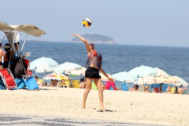 Fernanda Lima e Rodrigo Hilbert jogando volei na praia (Foto: JC Pereira/ Ag. News)