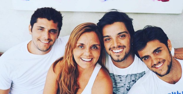 Bruno Gissoni, Rodrigo Simas e Felipe Simas posam com a mãe, Ana Sang (Foto: Reprodução/Instagram)