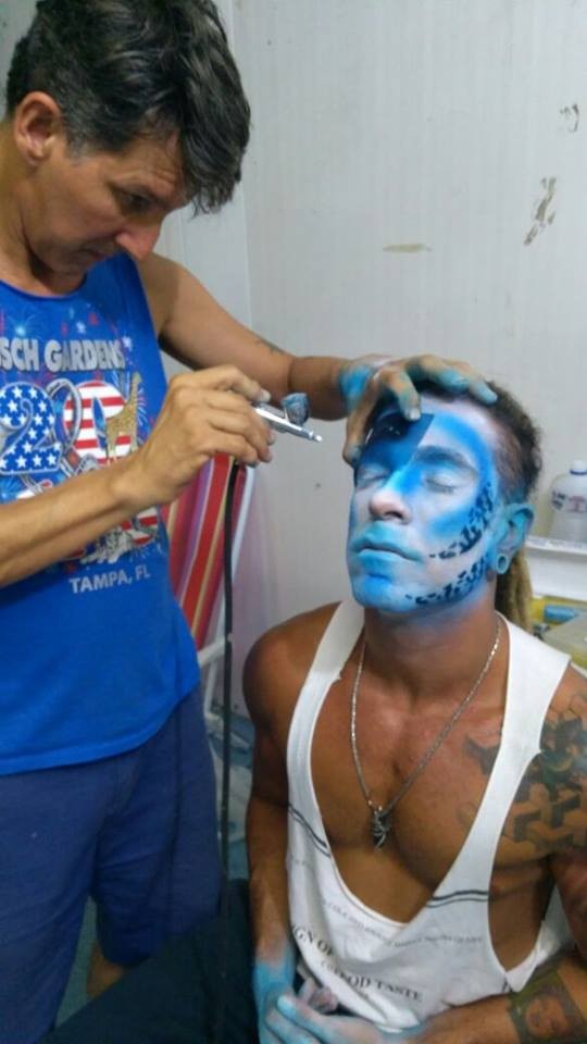 Jorge Abreu tingiu o rosto do integrante com air brush (Foto: Jorge Abreu)