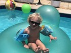Fofura! Davi Lucca, filho de Neymar, curte piscina de óculos escuros