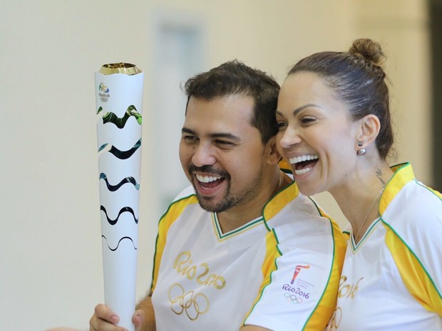 Solange Almeida e Xand durante a passagem da tocha olímpica por Fortaleza, no Ceará (Foto: Nara Fassi/ Ag. FPontes/ Divulgacao)