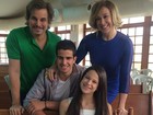 Claudia Raia posa com os filhos e o ex-marido Edson Celulari