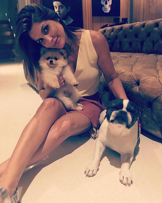 Flávia Alessandra posa com seus cachorros de estimação (Foto: Instagram/ Reprodução)