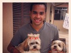 De volta ao Brasil para casar, Dentinho posta foto com seus cães