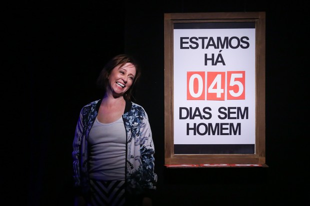 Guta Stresser em cena da peça Ela é Meu Marido (Foto: Roberto Filho / Brazil News)