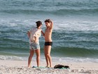 José Loreto e Débora Nascimento namoram na praia