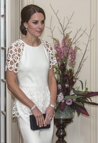Kate Middleton aposta em vestido branco com efeitos gráficos 