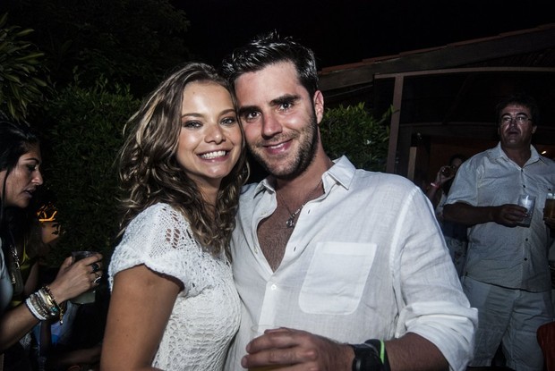 Milena Toscano e namorado em festa de réveillon em Fernando de Noronha  (Foto: Marcelo Loureiro / AgNews)