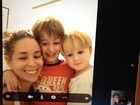 Com os filhos, Dani Winits mata a saudade do namorado por vídeo