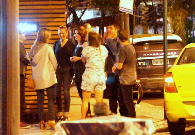 Fátima Bernandes com amigos no restaurante (Foto: Agnews)