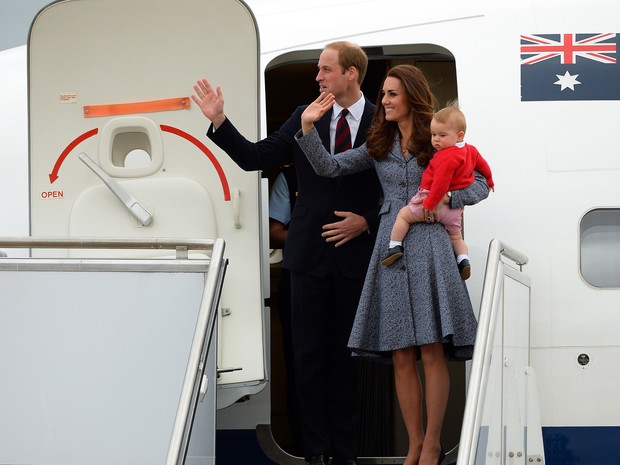 Príncipe William e Kate Middleton com o filho, George, deixam Canberra, na Austrália (Foto: Saeed Khan/ AFP)
