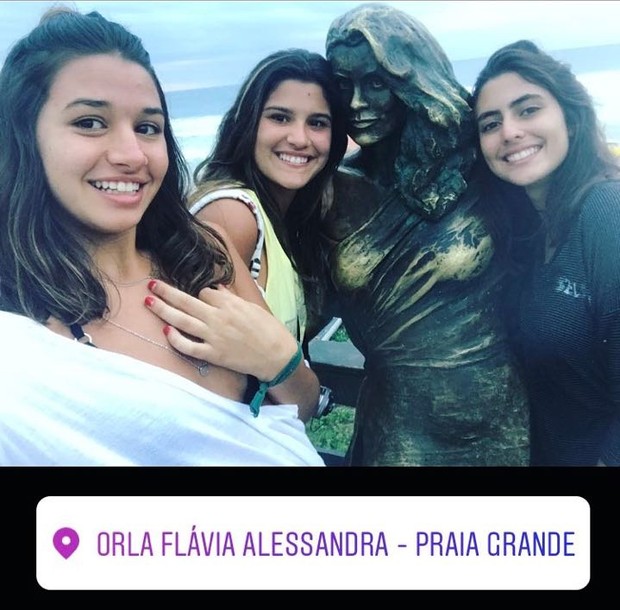 Giulia Costa e amigas (Foto: Instagram / Reprodução)
