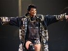 Rihanna inova com batom verde em show na Austrália