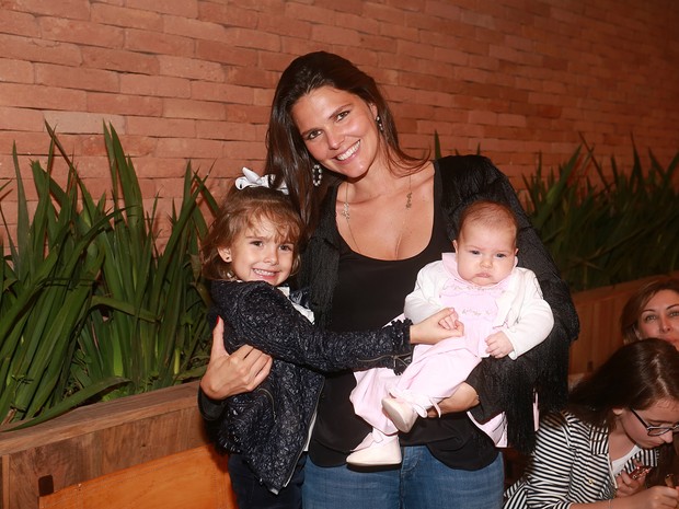 Daniella Sarahyba comemora aniversário com as filhas, Gabriela e Rafaella, em restaurante na Zona Sul do Rio (Foto: Murillo Tinoco/ Divulgação)