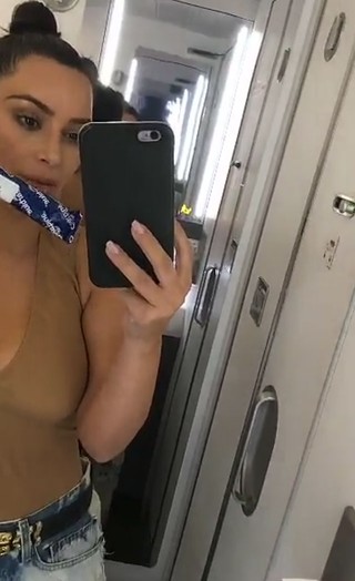 Kim Kardashian posa em banheiro de avião com teste de gravidez (Foto: Reprodução/Snapchat)