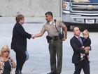 Elton John e David Furnish são vistos saindo de Tribunal