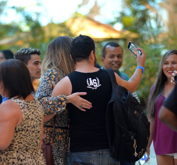 Giovanna Antonelli tira foto com fãs no shopping (Foto: William Oda/ Ag. News)