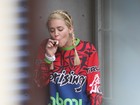 Miley Cyrus é flagrada fumando cigarrinho suspeito